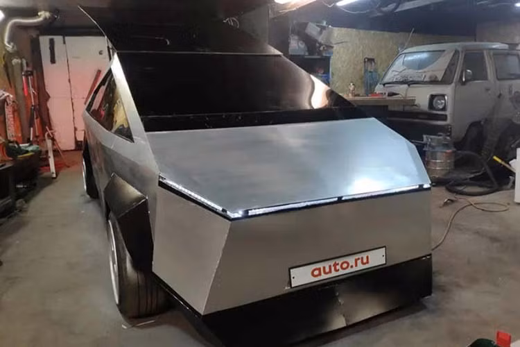 Xem ra, chủ xe đã thực sự bỏ công sức chứ không chỉ là làm chơi hưởng ứng phong trào. Tuy nhiên cũng cần phải nhắc đến một chi tiết quan trọng là: chiếc Tesla Cybertruck giả này không hề có cửa, và người lái phải trèo vào từ đường cốp sau.