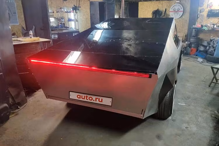 Ngay cả phần nắp chụp bánh xe có logo Tesla cũng được làm thủ công hoàn toàn. Hệ thống treo của xe gốc đã được hạ thấp xuống. Công suất của xe đến từ một động cơ xăng 1.6 lít ghép cặp tới một hộp số sàn. Nhìn chung, chiếc xe nhái này không đến nỗi tệ như người ta tưởng tượng cho dù chỉ mất hơn 1 tuần để chế tạo.