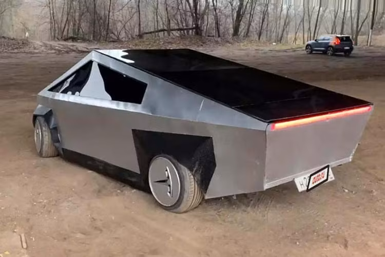 VAZ 2109 là một mẫu xe hết sức phổ biến ở Nga, qua đó khiến nó trở thành chiếc xe tài trợ để độ lý tưởng. Dựa theo thông tin trên trang Auto.ru, chiếc xe nhái mất 8 ngày để chế tạo với chi phí khoảng 80.000 rúp (xấp xỉ 30 triệu đồng).