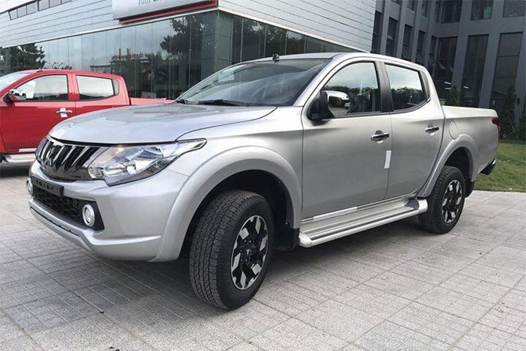 Cụ thể, ở đợt xe Mitsubishi Triton 2018 về Việt Nam lần này, các khách hàng đã có thể lựa chọn các phiên bản động cơ MIVEC số tự động 1 cầu hoặc 2 cầu tuỳ vào nhu cầu sử dụng. Đây là dòng động cơ 2.4 Mivec mới hứa hẹn êm ái và tiết kiệm nhiên liệu hơn.