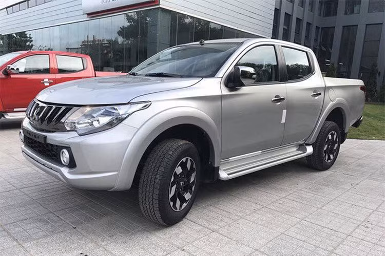 Cụ thể, ở đợt xe Mitsubishi Triton 2018 về Việt Nam lần này, các khách hàng đã có thể lựa chọn các phiên bản động cơ MIVEC số tự động 1 cầu hoặc 2 cầu tuỳ vào nhu cầu sử dụng. Đây là dòng động cơ 2.4 Mivec mới hứa hẹn êm ái và tiết kiệm nhiên liệu hơn.