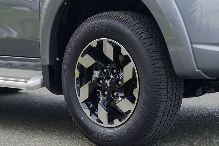 Trên phiên bản mới này, bộ mâm kích cỡ 17 inch 6 chấu đơn với hoa văn kiểu răng cưa rất mạnh mẽ và cá tính. Để tăng tính thể thao, trên phiên bản Triton 2018 cao cấp - hãng xe Mitsubishi cũng đã sử dụng tông màu đen và da cam để trang trí quanh xe cùng mâm xe được sơn màu đen.