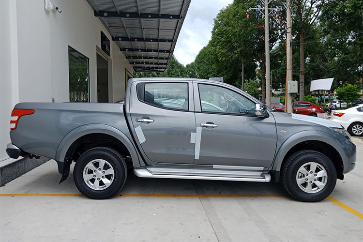 Trang bị an toàn trên xe cũng được nâng cấp toàn diện với hệ thống cân bằng điện tử và kiểm soát lực kéo ASTC (Active Stability and Traction Control) và hệ thống hỗ trợ khởi hành ngang dốc HSA (Hill Start Assist), bên cạnh những trang bị tiêu chuẩn như túi khí an toàn đôi với hệ thống căng đai tự động, hệ thống phanh ABS-EBD…