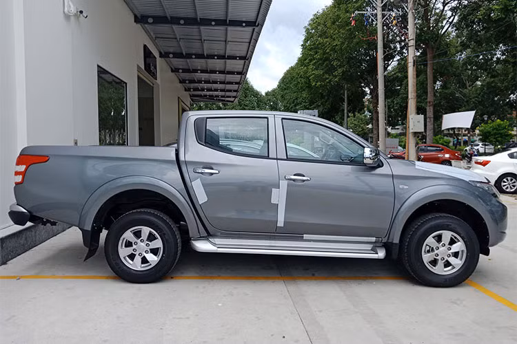 Trang bị an toàn trên xe cũng được nâng cấp toàn diện với hệ thống cân bằng điện tử và kiểm soát lực kéo ASTC (Active Stability and Traction Control) và hệ thống hỗ trợ khởi hành ngang dốc HSA (Hill Start Assist), bên cạnh những trang bị tiêu chuẩn như túi khí an toàn đôi với hệ thống căng đai tự động, hệ thống phanh ABS-EBD…