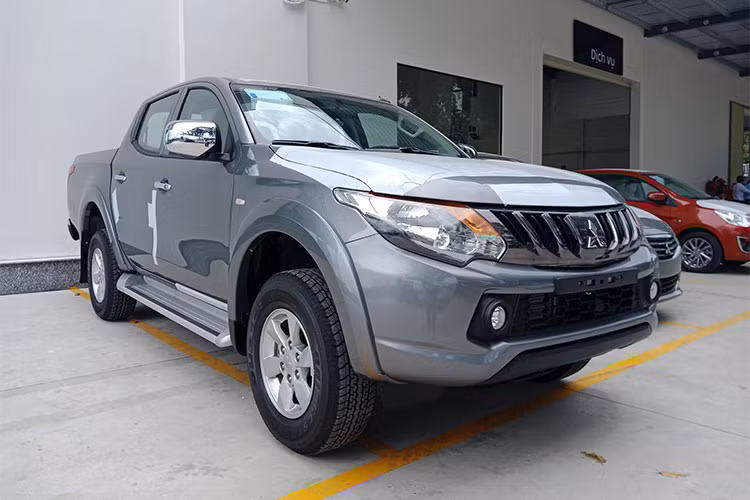 Trong bảng giá mới nhất được Mitsubishi Việt Nam công bố, Triton 2018 sẽ được bổ sung thêm phiên bản ATHLETE nâng tổng số phiên bản lên con số 6. Mức giá bán lẻ đề xuất lần lượt: Triton 4x2 MT : 555 triệu, 4x2 AT : 586 triệu, 4x4 MT : 646 triệu, 4x2 AT MIVEC : 685 triệu, 4x2 AT ATHLETE : 725 triệu và 4x4 AT MIVEC : 770 triệu đồng.