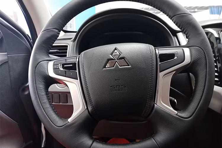 Ở bản Triton 4×4 AT, động cơ Diesel 2.4 MIVEC mới đạt công suất 181PS tại 3.500v/ph và mô-men xoắn cực đại 430Nm tại 2.500v/ph. Các chỉ số này cho thấy động cơ mới đạt công suất cao hơn ở vòng tua thấp hơn, mô-men xoắn cực đại cao hơn nhưng lại đạt ở vòng tua cao hơn.