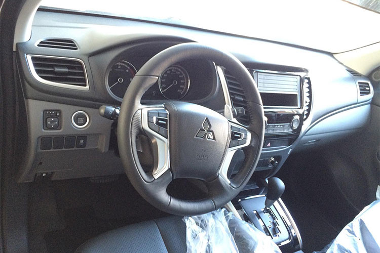 Điểm nâng cấp nổi bật trong nội thất của Triton MIVEC mới là vô lăng thiết kế 4 chấu, sang trọng và hiện đại hơn, tích hợp chức năng điều khiển âm thanh và kiểm soát hành trình. Hệ thống trợ lực lái cũng được thiết kế cải thiện mang lại cảm giác điều khiển nhẹ nhàng và thoải mái như dòng xe du lịch.