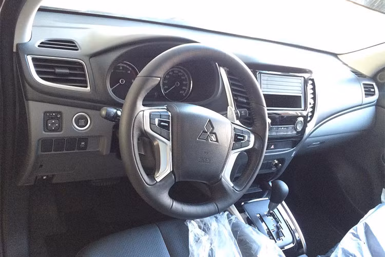 Điểm nâng cấp nổi bật trong nội thất của Triton MIVEC mới là vô lăng thiết kế 4 chấu, sang trọng và hiện đại hơn, tích hợp chức năng điều khiển âm thanh và kiểm soát hành trình. Hệ thống trợ lực lái cũng được thiết kế cải thiện mang lại cảm giác điều khiển nhẹ nhàng và thoải mái như dòng xe du lịch.