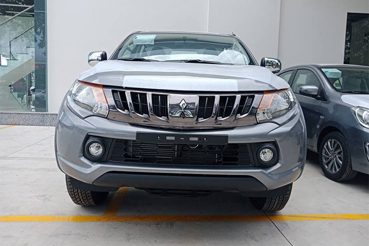 Xe vẫn là kiểu thiết kế J-line kết hợp những đường gân dập nổi mạnh mẽ trên thân xe luôn tạo ấn tượng khác biệt cho Triton so với các đối thủ cùng phân khúc.Phần đầu xe với lưới tản nhiệt mạ crôm màu đen mạnh mẽ, kết hợp với bậc lên xuống và mâm bánh xe thiết kế mới với 2 tông màu hiện đại và thể thao.