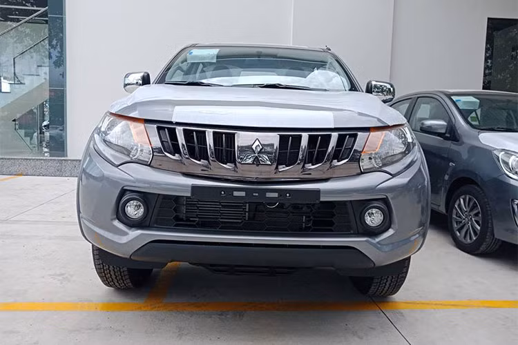 Xe vẫn là kiểu thiết kế J-line kết hợp những đường gân dập nổi mạnh mẽ trên thân xe luôn tạo ấn tượng khác biệt cho Triton so với các đối thủ cùng phân khúc.Phần đầu xe với lưới tản nhiệt mạ crôm màu đen mạnh mẽ, kết hợp với bậc lên xuống và mâm bánh xe thiết kế mới với 2 tông màu hiện đại và thể thao.