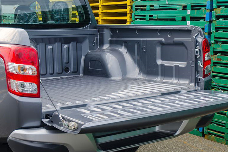 Phần thùng của mẫu Triton 2018 có kích thước khá rộng rãi với thông số dài x rộng x cao đạt 1.520 x 1.470 x 475 (mm), với những con số này Triton nhỉnh hơn 70mm chiều dài và 25mm chiều cao so với Ranger hay 45mm chiều dài so với Navara, giúp xe có thể tải lên đến 1.000kg.