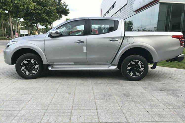 Về thiết kế của mẫu xe bán tải Mitsubishi Triton phiên bản 2018 lần này, xe không có nhiều khác biệt so với đời trước, kích thước tổng thể ở các chiều Dài x Rộng x Cao là: 5.280 x 1.815 x 1.780 (mm), với kích thước này Triton tỏ ra kém cạnh về độ “to con” khi đứng cạnh các đối thủ như Fỏd Ranger hay Chevrolet Colorado.