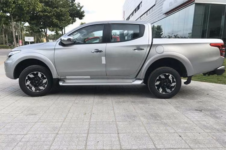 Về thiết kế của mẫu xe bán tải Mitsubishi Triton phiên bản 2018 lần này, xe không có nhiều khác biệt so với đời trước, kích thước tổng thể ở các chiều Dài x Rộng x Cao là: 5.280 x 1.815 x 1.780 (mm), với kích thước này Triton tỏ ra kém cạnh về độ “to con” khi đứng cạnh các đối thủ như Fỏd Ranger hay Chevrolet Colorado.