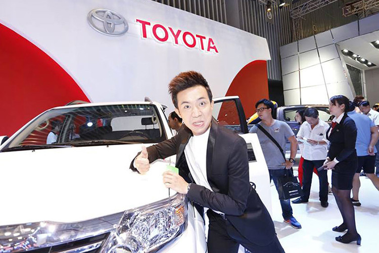 Nổi tiếng từ những năm 2010, Trấn Thành được nhiều người biết đến như một nam MC đắt show nhất nhì showbiz Việt với lịch trình di chuyển dày đặc. Chính vì vậy sau nhiều năm cố gắng, Trấn Thành tậu xe sang tiền tỷ cho riêng mình là chuyện dĩ nhiên.