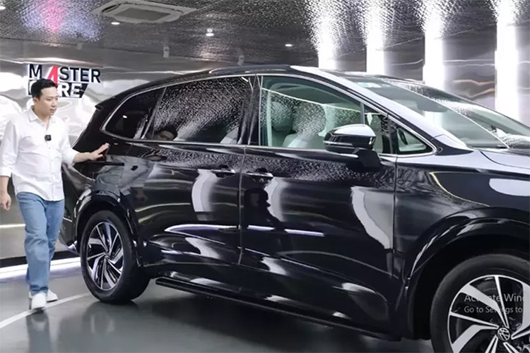 Ngoài việc Trấn Thành tậu Volkswagen Viloran, khác biệt nhất chính là anh đã nhờ một người bạn độ thêm 1 số món "ăn chơi" cho chiếc xe, để nó phù hợp hơn với công việc của mình như ghế chỉnh điện được làm mới, bầu trời đầy sao trên trần xe như Rolls-Royce siêu sang, sàn xe ốp gỗ...