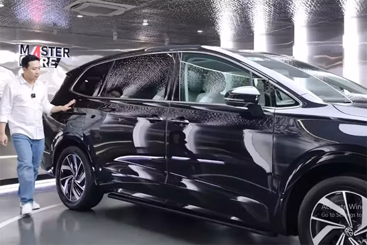 Ngoài việc Trấn Thành tậu Volkswagen Viloran, khác biệt nhất chính là anh đã nhờ một người bạn độ thêm 1 số món "ăn chơi" cho chiếc xe, để nó phù hợp hơn với công việc của mình như ghế chỉnh điện được làm mới, bầu trời đầy sao trên trần xe như Rolls-Royce siêu sang, sàn xe ốp gỗ...