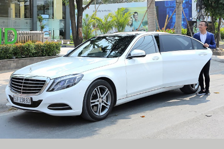 Vào năm 2016, Trấn Thành tậu Mercedes-Benz S400L đời 2015, chiếc xe sang dòng S-Class có giá khoảng 4 tỷ đồng. Vừa ra mắt ở buổi triễn lãm ô tô Việt nam vào thời điểm đó, nam MC đã tậu ngay xế hộp này mà không chút do dự. Chiếc xe sang này cũng được anh cầm lái để đưa Hari Won "về dinh".