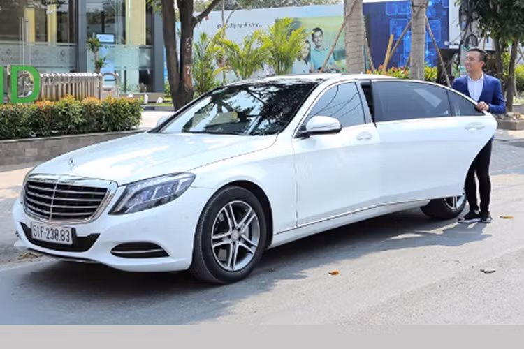 Vào năm 2016, Trấn Thành tậu Mercedes-Benz S400L đời 2015, chiếc xe sang dòng S-Class có giá khoảng 4 tỷ đồng. Vừa ra mắt ở buổi triễn lãm ô tô Việt nam vào thời điểm đó, nam MC đã tậu ngay xế hộp này mà không chút do dự. Chiếc xe sang này cũng được anh cầm lái để đưa Hari Won "về dinh".