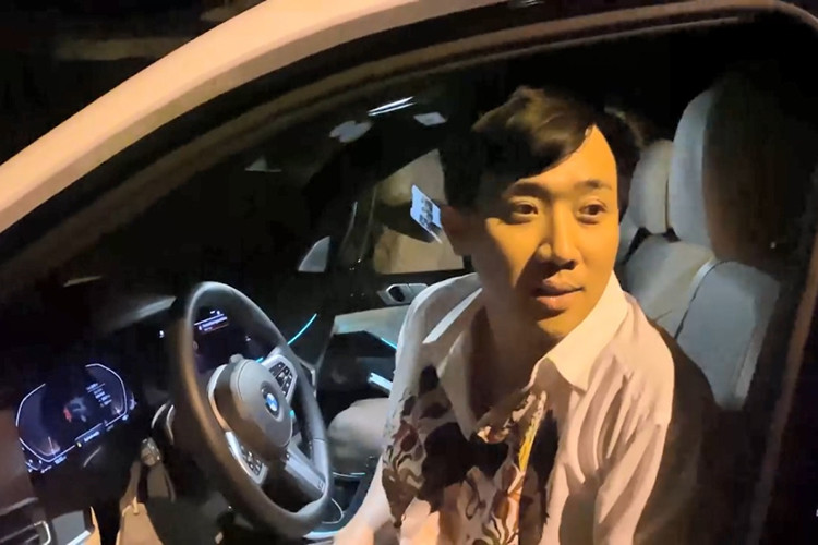 BMW X7 của Trấn Thành có kích thước dài x rộng x cao lần lượt là 5.151 x 1.998 x 1.805 mm, trục cơ sở 3.105 mm. Xe được trang bị khối động cơ xăng Inline, dung tích 3.0 lít, sản sinh ra công suất cực đại 340 mã lực tại vòng tua 5.500-6.500 vòng/phút và mô-men xoắn tối đa 450 Nm tại 1.500-5.200 vòng/phút.