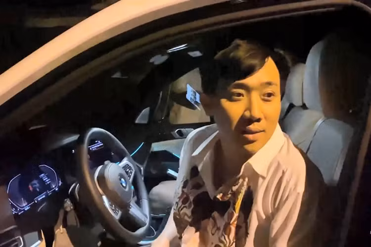 BMW X7 của Trấn Thành có kích thước dài x rộng x cao lần lượt là 5.151 x 1.998 x 1.805 mm, trục cơ sở 3.105 mm. Xe được trang bị khối động cơ xăng Inline, dung tích 3.0 lít, sản sinh ra công suất cực đại 340 mã lực tại vòng tua 5.500-6.500 vòng/phút và mô-men xoắn tối đa 450 Nm tại 1.500-5.200 vòng/phút.