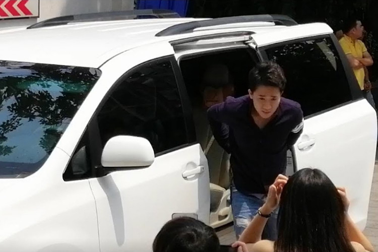 Trấn Thành đã tậu riêng cho mình xế hộp Toyota Sienna vào năm 2012, có giá hơn 1 tỷ đồng, nhằm phục vụ cho nhu cầu đi lại. Nam MC đa tài từng tuyên bố chỉ thích người đi siêu xe khiến dân tình "chấn động".