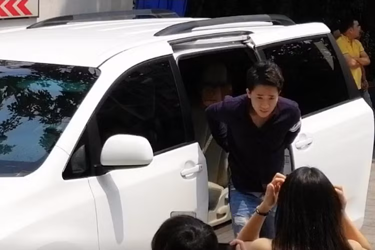 Trấn Thành đã tậu riêng cho mình xế hộp Toyota Sienna vào năm 2012, có giá hơn 1 tỷ đồng, nhằm phục vụ cho nhu cầu đi lại. Nam MC đa tài từng tuyên bố chỉ thích người đi siêu xe khiến dân tình "chấn động".