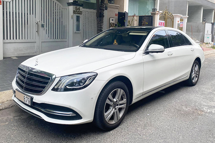 Sau đó, Trấn Thành "lên đời" xe sang Mercedes-Benz S450 đời 2018 giá hơn 5 tỷ đồng nhưng đã bán lại cho 1 công ty nhập khẩu vào năm 2021. Đây cũng là mẫu xe được nam ca sĩ Tuấn Hưng sở hữu ngay tại thời điểm ra mắt. Chứng tỏ Trấn Thành cũng chịu cập nhật xu hướng và tậu ngay những chiếc xế hộp đắt tiền.