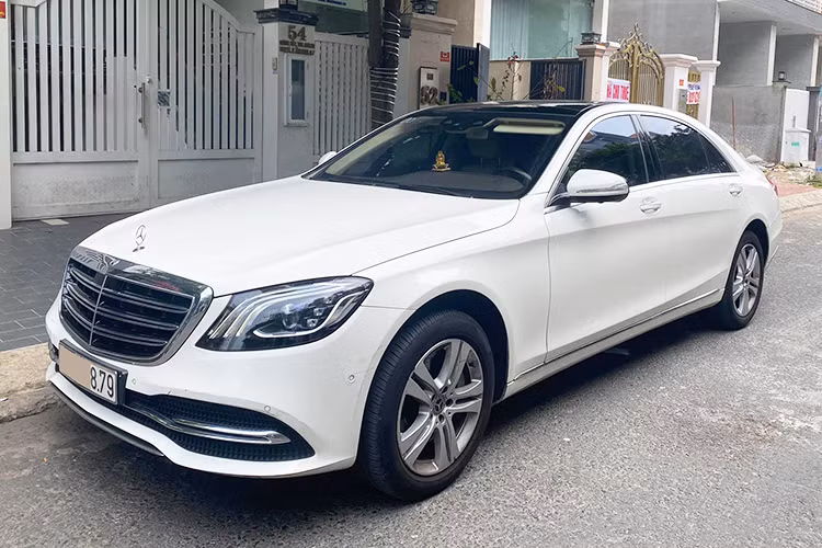 Sau đó, Trấn Thành "lên đời" xe sang Mercedes-Benz S450 đời 2018 giá hơn 5 tỷ đồng nhưng đã bán lại cho 1 công ty nhập khẩu vào năm 2021. Đây cũng là mẫu xe được nam ca sĩ Tuấn Hưng sở hữu ngay tại thời điểm ra mắt. Chứng tỏ Trấn Thành cũng chịu cập nhật xu hướng và tậu ngay những chiếc xế hộp đắt tiền.