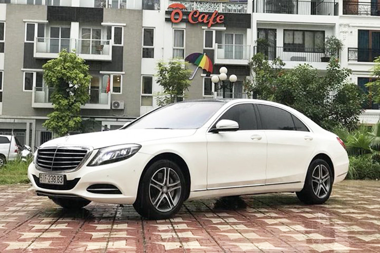 Trọng lượng của Mercedes-Benz S400L đời 2015 rơi vào khoảng 1.940 kg và được trang bị nhiều tiện ích hiện đại. Tuy nhiên, nam MC đã rao bán chiếc xe này cho một showroom (phòng trưng bày) xe sang nhập khẩu tại Việt Nam với mức giá hơn 2 tỷ đồng, sau 2 năm sử dụng.