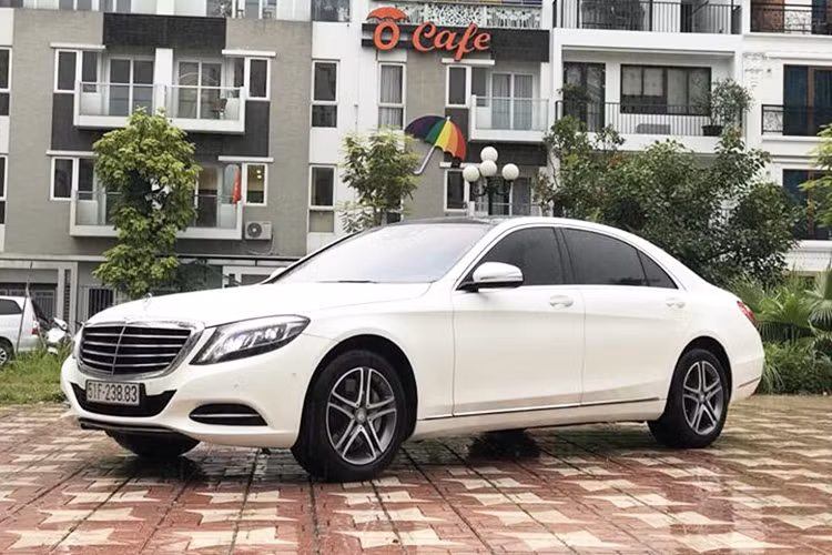 Trọng lượng của Mercedes-Benz S400L đời 2015 rơi vào khoảng 1.940 kg và được trang bị nhiều tiện ích hiện đại. Tuy nhiên, nam MC đã rao bán chiếc xe này cho một showroom (phòng trưng bày) xe sang nhập khẩu tại Việt Nam với mức giá hơn 2 tỷ đồng, sau 2 năm sử dụng.