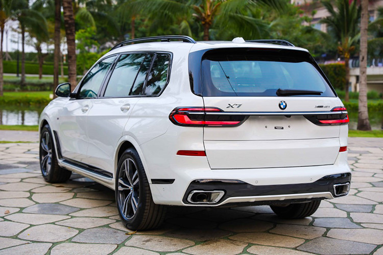 Truyền sức mạnh đến bánh xe của BMW X7 thế hệ mới là hộp số tự động 8 cấp Steptronic và hệ dẫn động 4 bánh toàn thời gian xDrive. Mẫu SUV BMW X7 có thời gian tăng tốc từ vị trí xuất phát lên 100 km/h chỉ khoảng 6,1 giây trước khi đạt vận tốc tối đa 245 km/h.
