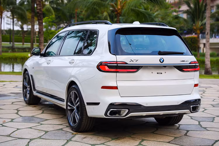 Truyền sức mạnh đến bánh xe của BMW X7 thế hệ mới là hộp số tự động 8 cấp Steptronic và hệ dẫn động 4 bánh toàn thời gian xDrive. Mẫu SUV BMW X7 có thời gian tăng tốc từ vị trí xuất phát lên 100 km/h chỉ khoảng 6,1 giây trước khi đạt vận tốc tối đa 245 km/h.