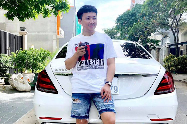 Mercedes-Benz S400L là phiên bản kéo dài của S400. Xe sở hữu khối động cơ V6 3.0 lít, công suất 333 mã lực và mô-men xoắn cực đại 480 Nm tại 1.600 -4.000 vòng/phút, tăng tốc từ 0 lên 100 km/h trong 6.1 giây, vận tốc tối đa 250 km/h.