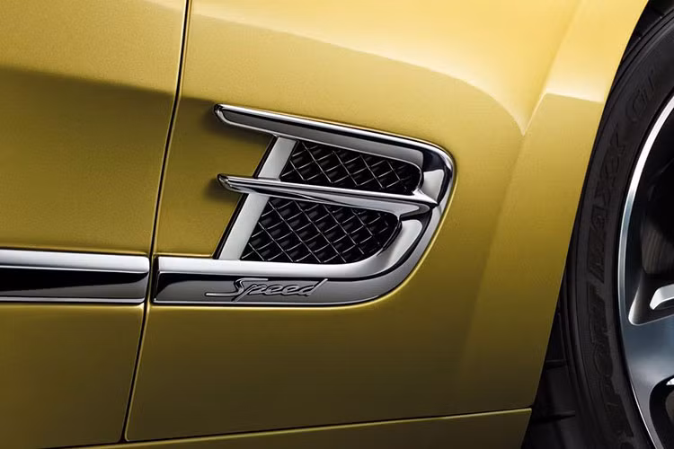 Phần vỏ xe của Mulsanne 2017 cũng được các nghệ nhân chế tác bằng tay, mang lại sự mượt mà tối đa. Người dùng sẽ khó có thể phát hiện ra những đường ghép nối trên thân xe. Riêng quá trình làm mượt các mối nối trên thân xe cũng đã mất tới 90 giờ làm việc của các nghệ nhân.