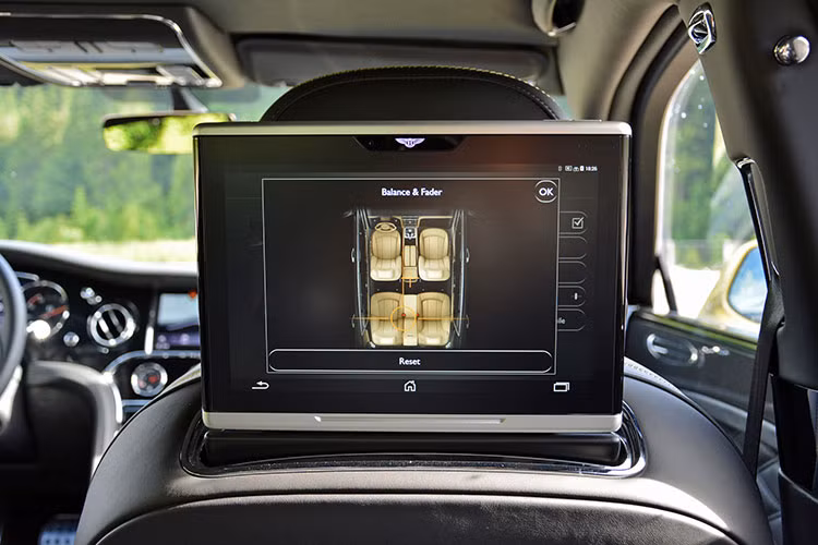 Hệ thống thông tin giải trí với màn hình cảm ứng 8 inch, dàn âm thanh 14 loa cùng hệ thống MMI của Audi có khả năng tương thích Apple CarPlay và wi-fi thông qua kết nối 4G LTE. Những tính năng tiêu chuẩn khác bao gồm đầu CD, DVD, SD cùng đầu vào USB và Bluetooth, máy tính bảng Samsung 10,2 inch nằm ở sau ghế trước...