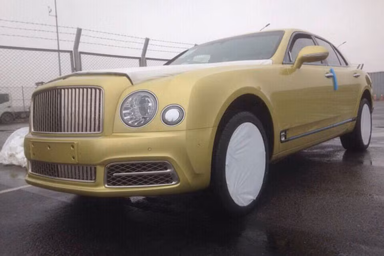 Chiếc siêu xe sang Bentley Mulsanne 2017 xuất hiện tại cảng Hải Phòng có màu sơn lạ mắt và cá tính, đây là màu sơn ít người lựa chọn vì đa phần khách hàng của dòng xe này đều chọn những gam màu sang trọng như đen hoặc trắng. Phiên bản có mặt tại Việt Nam này là phiên bản tiêu chuẩn.