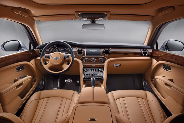 Nội thất của Mulssane 2017 giống hệt với phiên bản trước đó. Khách hàng vẫn sẽ nhận được bảng điều khiển với rất nhiều chất liệu gỗ và da cao cấp, vô lăng 4 chấu tích hợp các nút điều khiển và các tấm cửa hai tông màu với phần gỗ phía trên. Các tính năng mới bao gồm 13 tấm gỗ dán, thép không gỉ sáng bóng và cần số phong cách thủy tinh độc đáo.