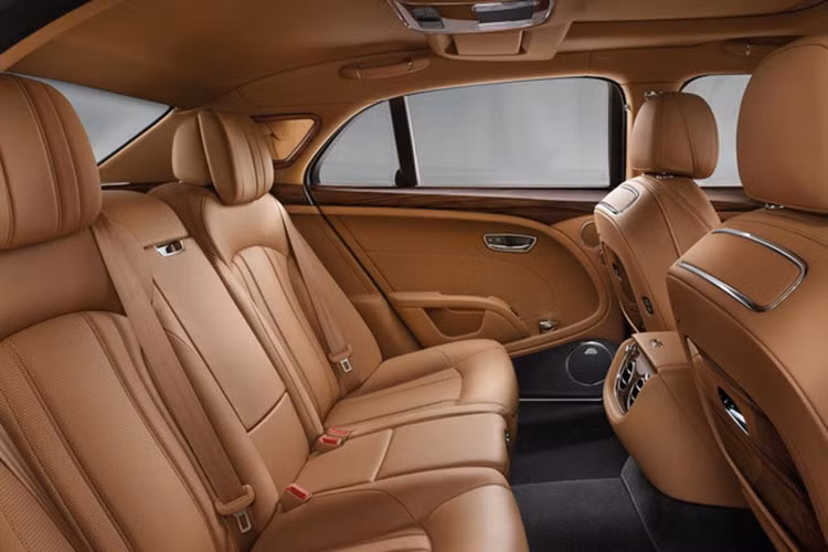 Bentley Mulsanne 2017 sở hữu động cơ tăng áp kép 6,75 lít V8. Ở bản tiêu chuẩn này, công suất đầu ra đạt 505 mã lực và mô-men xoắn 1.020 Nm. Do đó, xe có thể tăng tốc nhanh chóng từ 0-96km/h chỉ trong 5,1 giây, 0-160km/h trong 11,6 giây và đạt tốc độ tối đa là 296km/h.