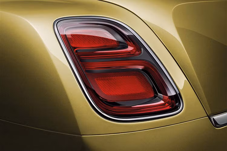 Để mang đến cảm giác êm ái cho người ngồi bên trong, hãng xe Bentley còn trang bị bộ lốp Dunlop của riêng Mulsanne 2017. Với những lỗ chứa bọt biển li ti, bộ lốp sẽ khiến mẫu siêu xe hạng sang này chẳng khác nào "tàu cao tốc bọc nhung" nhưng vẫn mang lại sự an toàn cho người cầm lái.