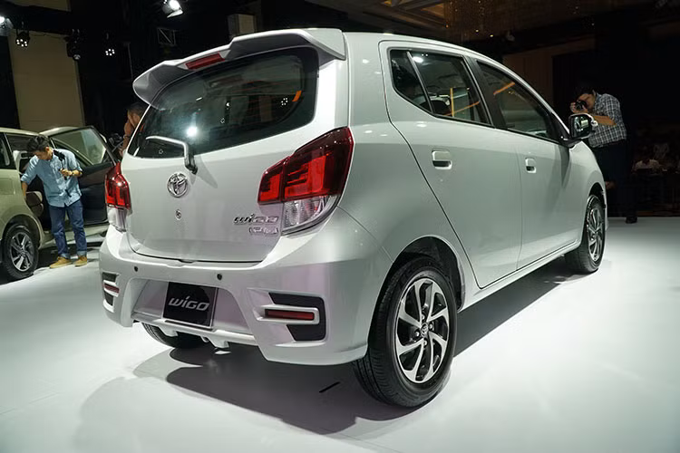 Toyota Wigo thuộc phân khúc hatchback hạng A, xe có chiều dài 3.660 mm, chiều rộng 1.600 mm, cao 1.520 mm. Chiều dài cơ sở 2.455 mm, khoảng sáng gầm 160 mm và nặng 890 kg. Không như các đối thủ được lắp ráp trong nước, Wigo có lợi thế về chính sách thuế quan (thuế linh kiện, thuế tiêu thụ đặc biệt ưu đãi 0%) và chi phí vận chuyển...