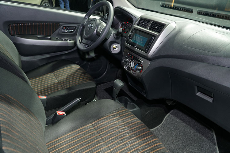 Bên trong mẫu xe cỡ nhỏ Toyota Wigo mới này sẽ có khoảng rộng để chân và khoảng trần xe rộng nhất phân khúc. Là mẫu xe cỡ nhò, giá rẻ nên các chi tiết bên trong Wigo chủ yếu được làm từ nhựa cứng và nỉ. Bộ ghế nỉ có thiết kế mới và một phần mặt cửa cũng được trang bị chất liệu này.