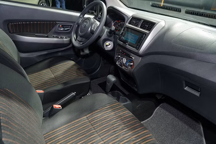 Bên trong mẫu xe cỡ nhỏ Toyota Wigo mới này sẽ có khoảng rộng để chân và khoảng trần xe rộng nhất phân khúc. Là mẫu xe cỡ nhò, giá rẻ nên các chi tiết bên trong Wigo chủ yếu được làm từ nhựa cứng và nỉ. Bộ ghế nỉ có thiết kế mới và một phần mặt cửa cũng được trang bị chất liệu này.