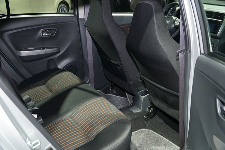 Khoang chứa đồ của Toyota Wigo, phía dưới có một bánh sơ cua dùng trong những trường hợp khẩn cấp. Trang bị an toàn chỉ ở mức cơ bản, khi chỉ có chống bó cứng phanh ABS, cảm biến hỗ trợ đỗ xe và 2 túi khí.