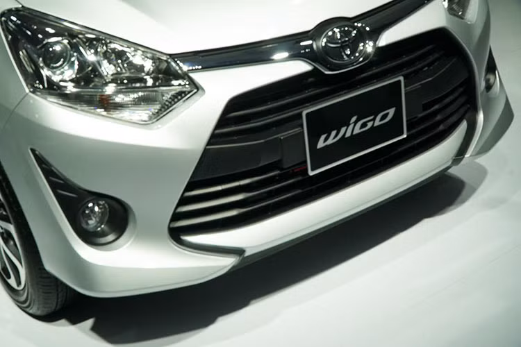 Về thiết kế, phần đầu xe với khoảng mù trước ngắn cùng thiết kế nắp capo và điểm nhìn từ mắt người lái cao giúp người lái có thể dễ dàng quan sát các phương tiện phía trước. Đèn pha phía trước dạng halogen có thấu kính Projector, đi kèm một dải đèn LED định vị ban ngày.