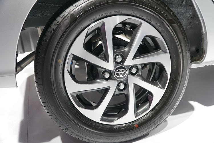 Đáng chú ý là Toyota Wigo 2018 mới còn sử dụng bộ vành hợp kim đa chấu cỡ 14 inch đi kèm với bộ lốp có kích thước 175/65. Ngoài ra, phanh đĩa phía trước của xe cũng được tích hợp hệ thống chống bó cứng ABS tiêu chuẩn.