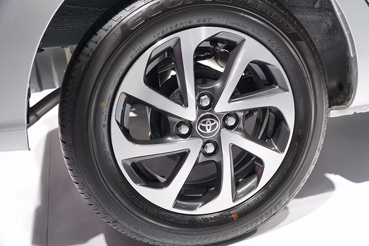 Đáng chú ý là Toyota Wigo 2018 mới còn sử dụng bộ vành hợp kim đa chấu cỡ 14 inch đi kèm với bộ lốp có kích thước 175/65. Ngoài ra, phanh đĩa phía trước của xe cũng được tích hợp hệ thống chống bó cứng ABS tiêu chuẩn.