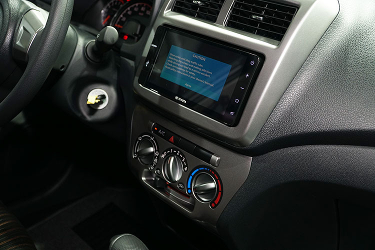 Nếu so với Hyundai Grand i10 hay Kia Morning, nội thất Toyota Wigo mới không có nhiều ấn tượng, cách thiết kế khá đơn giản và bình dân. Màn hình trung tâm là loại cảm ứng 7 inch đối với bản cao cấp, hỗ trợ kết nối AUX, Bluetooth, USB, Wi-Fi. Hệ thống âm thanh có 4 loa.