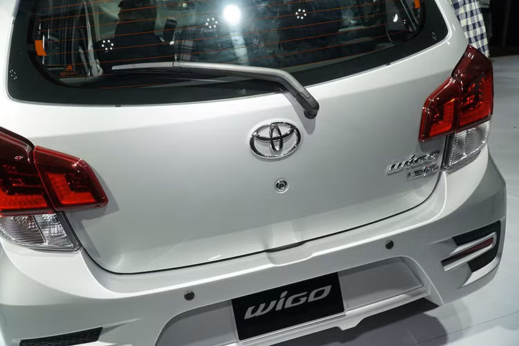 Ở phần đuôi, chiếc xe này được hãng xe ôtô Toyota thiết kế hình khối, gồ ghề, khác biệt hoàn toàn so với sự mượt mà của các dòng xe hatchback cỡ nhỏ hạng A khác đang xuất hiện trên thị trường Việt, gương chiếu hậu của xe cũng tích hợp đèn xi-nhan báo rẽ, đèn hậu dạng led hiện đại.