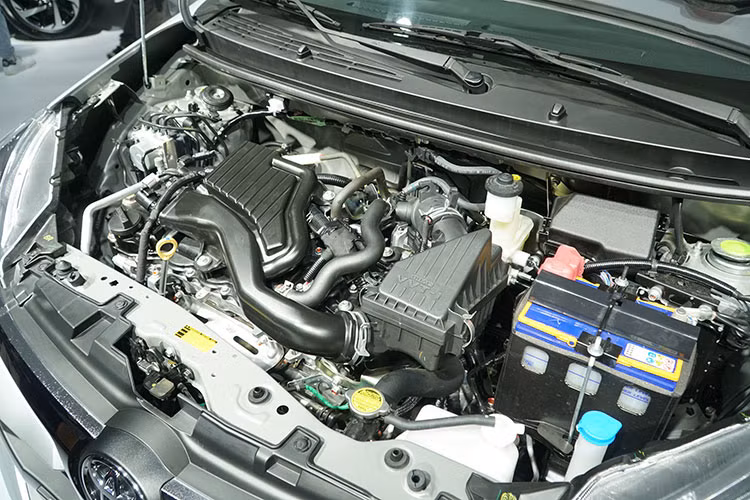 Phiên bản Toyota Wigo tại Việt Nam sở hữu động cơ 1KR-FE, 3 xy lanh, 12 van phun xăng điện tử, dung tích 1.0 L. Công suất 65 mã lực tại vòng tua 6.000 rpm và mô-men xoắn cực đại 89 Nm tại 4.400 rpm. Phiên bản cao nhất của xe sẽ được trang bị hộp số tự động 4 cấp, trong khi các bản còn lại dùng hộp số sàn 5 cấp. Dòng xe này chỉ có duy nhất lựa chọn hệ dẫn động cầu trước.