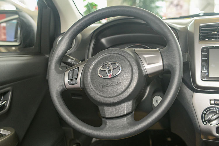 Xe được trang bị hệ thống âm thanh với màn hình màu và đầu đĩa 2 -DIN có kết nối Bluetooth để dành cho các thiết bị di động. Vô lăng của xe cũng được tích hợp các phím chức năng đa dụng ở phía bên trái, ghế ngồi phía sau được thiết kế khá rộng rãi, đủ dùng cho 2 người lớn và một trẻ nhỏ.